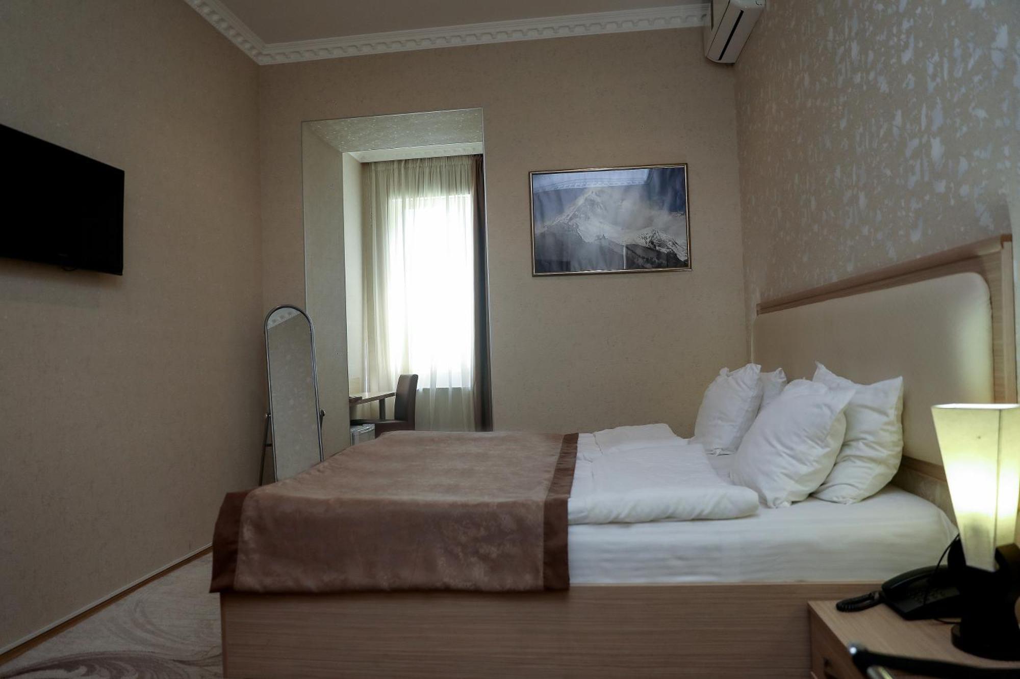 Rustaveli Palace Tbilisi Esterno foto